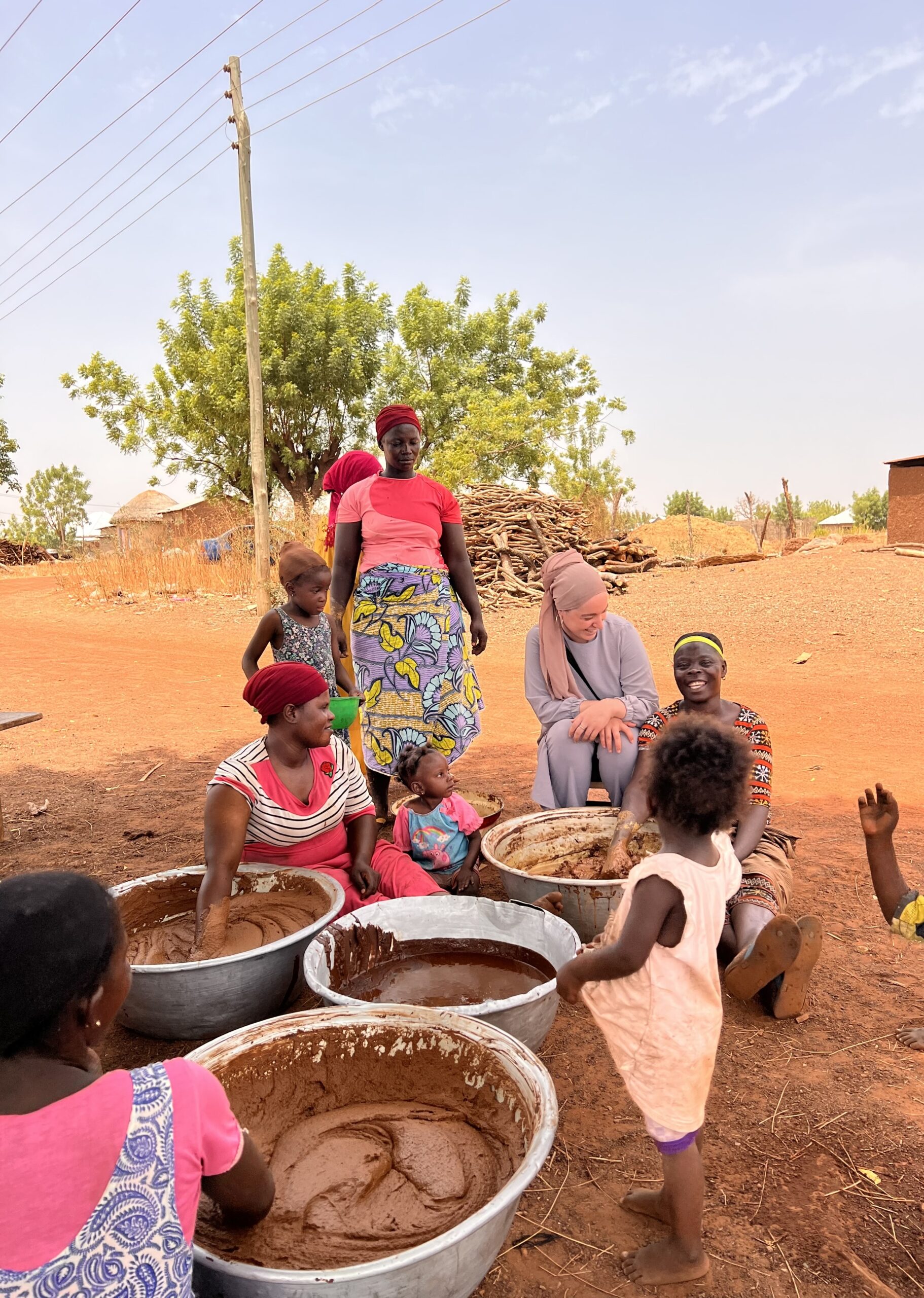 Imagen de mujeres sentadas en círculo, manteca de karité, Nuni Global
