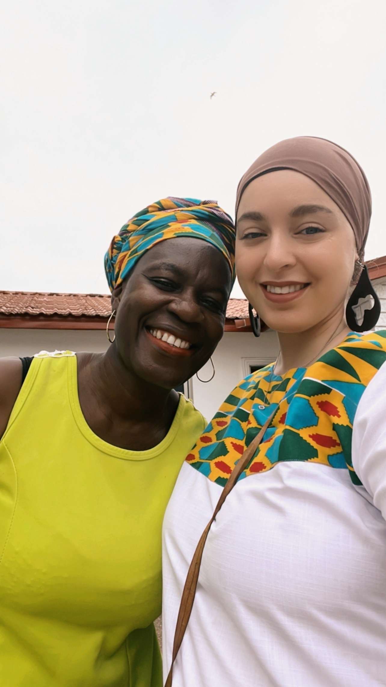 Foto de Aida y una hermana de la Cooperativa de Mujeres de Ghana