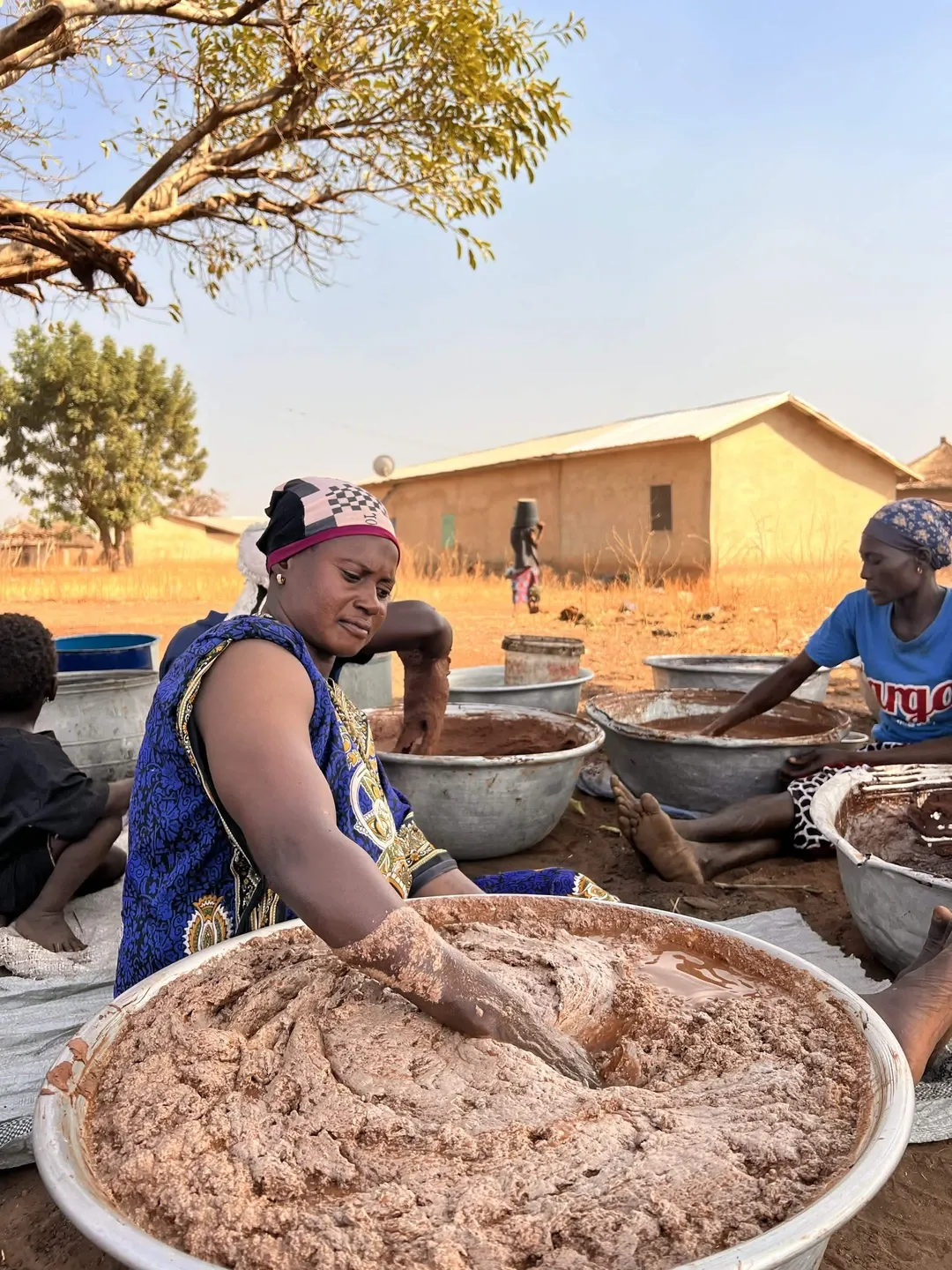 Mujeres mezclando manteca de karité