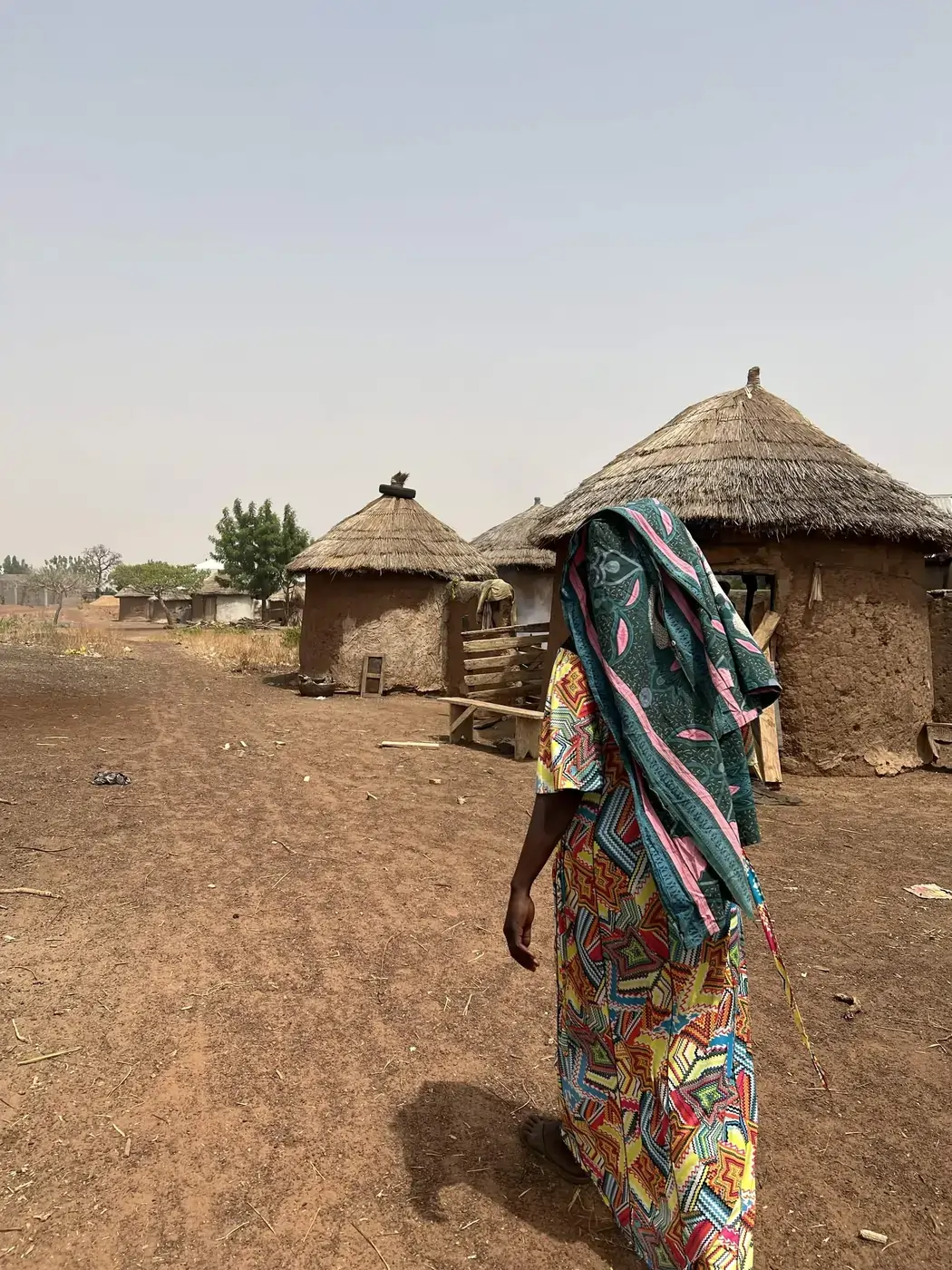 Imagen de una mujer de la cooperativa de mujeres de Ghana de espaldas a la cámara, Nuni Global