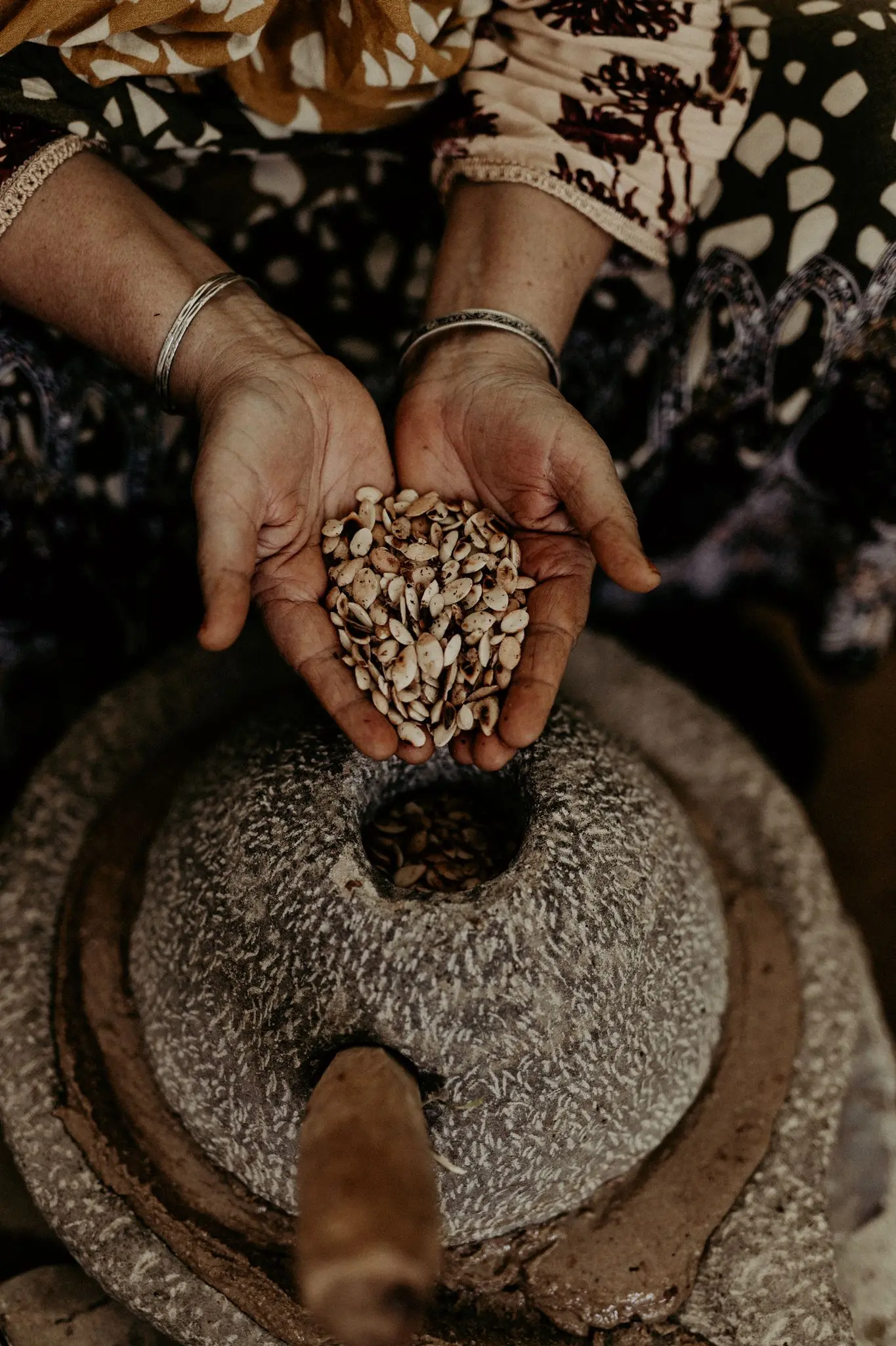 Imagen de una mujer de Marruecos sosteniendo nueces de argán, Nuni Global