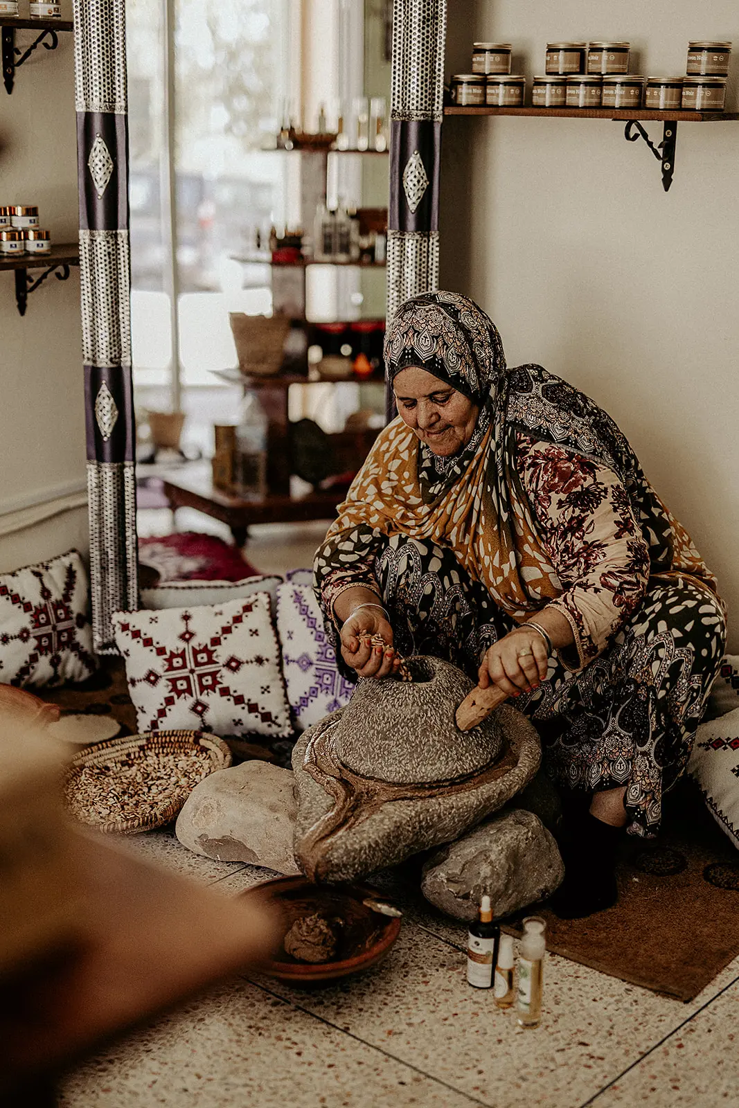 Imagen de una mujer de Marruecos sosteniendo nueces de argán, Nuni Global